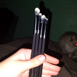 Set of 4 makeup brushes